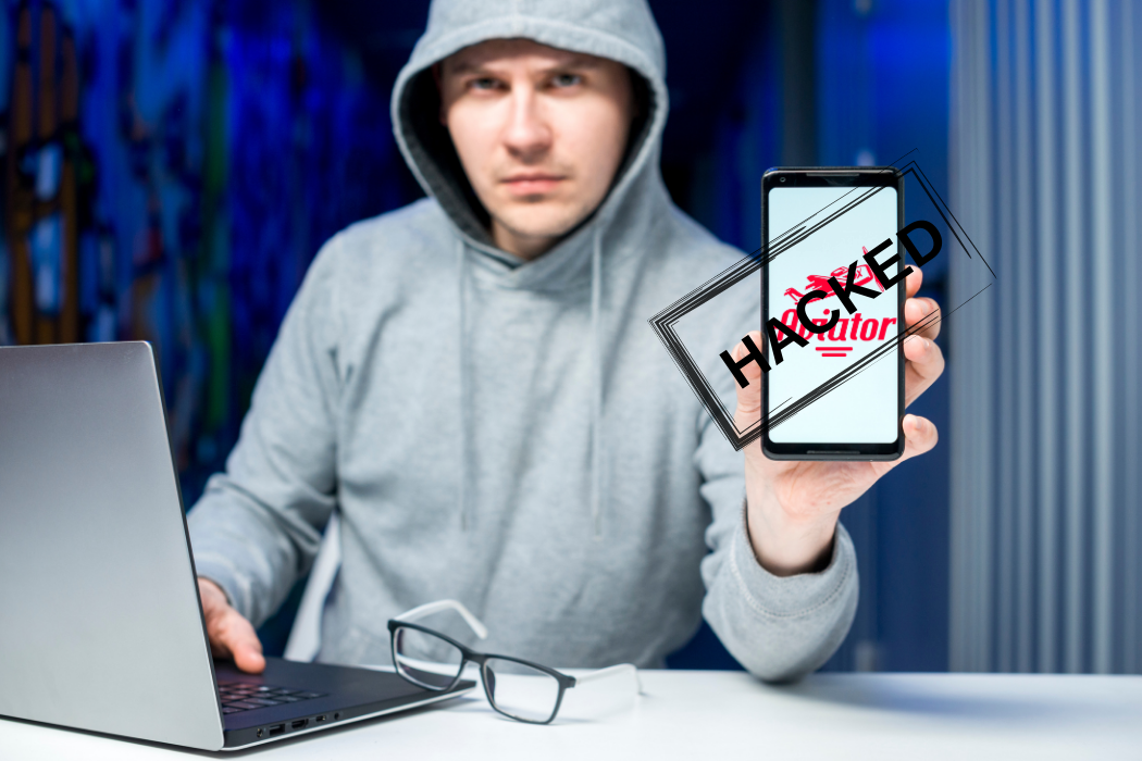 A men in hoodie showing the phone with the text Aviator hacked